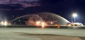 El tradicional arco de agua recibi&oacute; al vuelo inaugural de la aerol&iacute;nea Plus Ultra que lleg&oacute; esta madrugada al Aeropuerto Internacional Mariscal Sucre de Quito. 