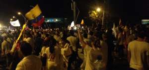 Una multitud cerr&oacute; parcialmente el Puente de la Unidad Nacional. Quedaron habilitados dos carriles en cada sentido. 