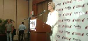 Cynthia Viteri dio una rueda de prensa en Guayaquil para desmentir que vaya a declinar su postulaci&oacute;n presidencial.