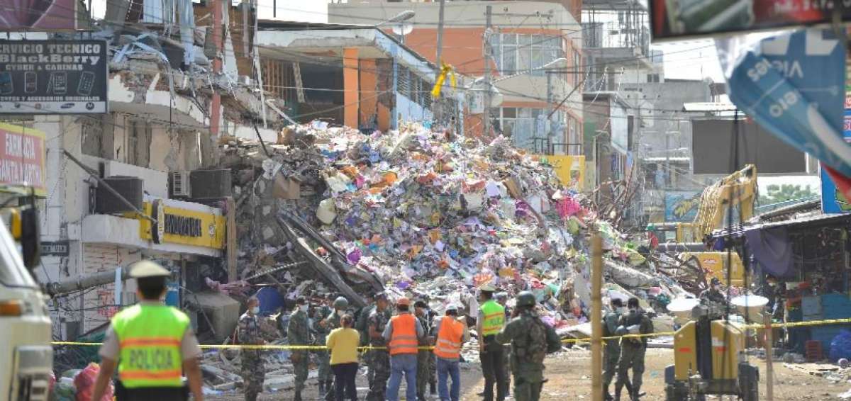 Varios almacenes quedaron destruidos en Manta luego del terremoto.