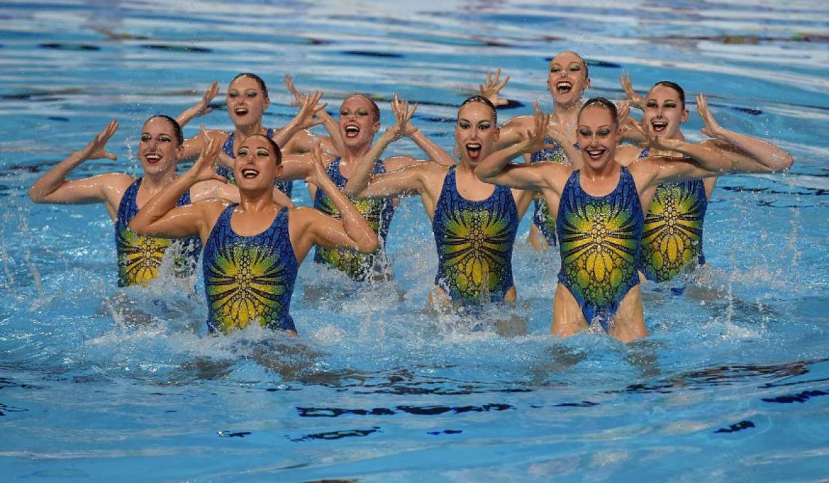 El equipo canadiense femenino hace su presentaci&oacute;n de nado sincronizado. Foto: AFP
