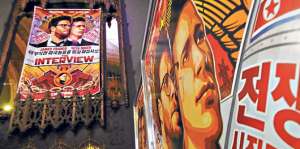 Un afiche de la pel&iacute;cula The Interview se muestra en Los &Aacute;ngeles. La proyecci&oacute;n del filme fue cancelada. Foto: Afp
