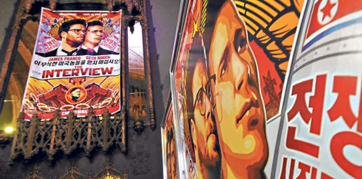 Un afiche de la pel&iacute;cula The Interview se muestra en Los &Aacute;ngeles. La proyecci&oacute;n del filme fue cancelada. Foto: Afp