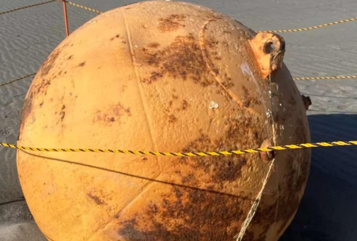 Una misteriosa esfera de hierro apareció en una playa de Japón.