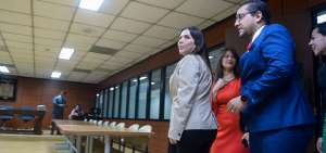 Junto con sus abogados, la exvicepresidenta Mar&iacute;a Alejandra V. acudi&oacute; ayer a la audiencia de juicio que se cumpli&oacute; en la Corte Nacional.