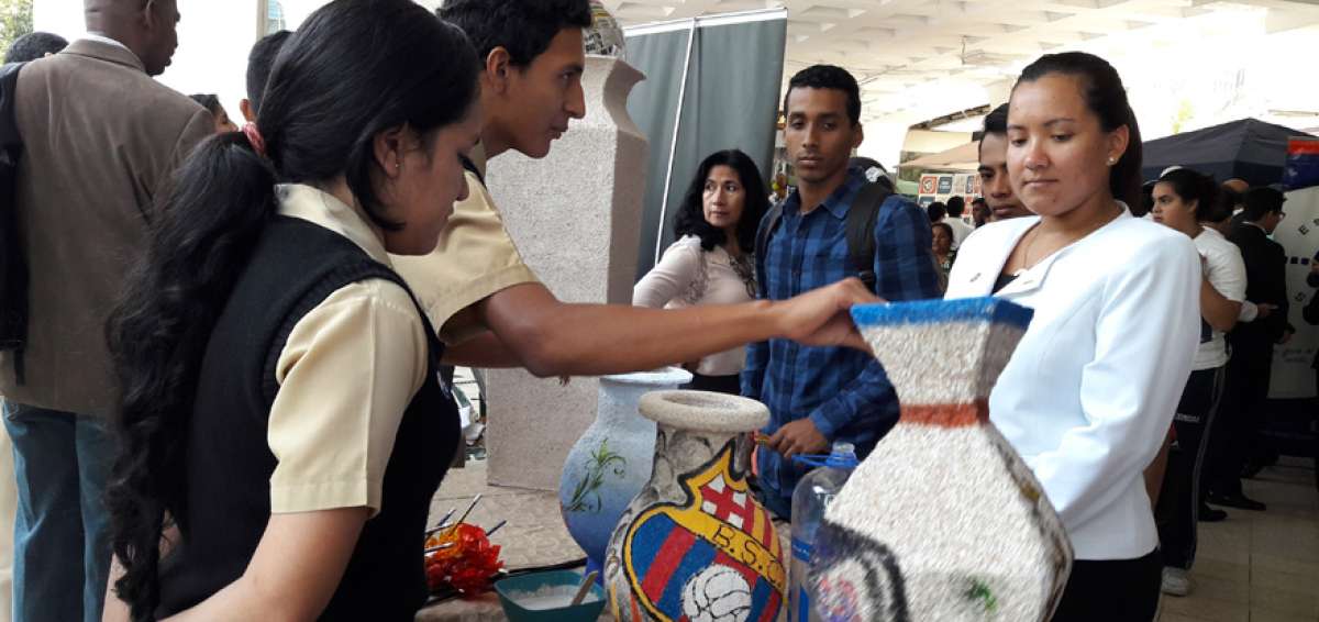 Los estudiantes del colegio Vicente Rocafuerte mostraron jarrones hechos con materiales reciclables.  