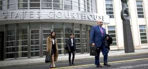 El Ab. Eduardo Balarezo, defensa del narco mexicano Joaqu&iacute;n &lsquo;El Chapo&rsquo;  Guzm&aacute;n, sale de los tribunales del Distrito Este de Nueva York, Brooklyn.