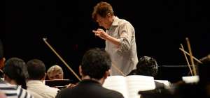 El maestro Dante Anzolini, director titular de la Orquesta Sinf&oacute;nica de Guayaquil, se ha propuesto interpretar toda la obra sinf&oacute;nica de Salgado. 