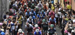 En algunos tramos, los ciclistas pasaron muy cerca del p&uacute;blico. El pelot&oacute;n estuvo compacto los primeros 15 minutos, pero los pedalistas perdieron fuerza al entrar a la monta&ntilde;a. 