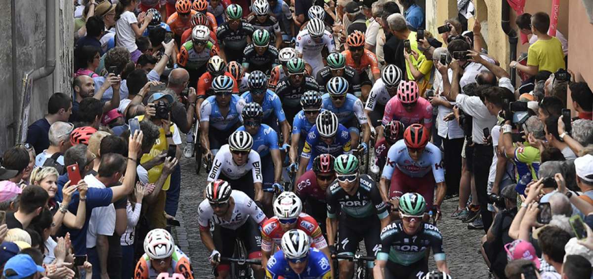 En algunos tramos, los ciclistas pasaron muy cerca del p&uacute;blico. El pelot&oacute;n estuvo compacto los primeros 15 minutos, pero los pedalistas perdieron fuerza al entrar a la monta&ntilde;a. 