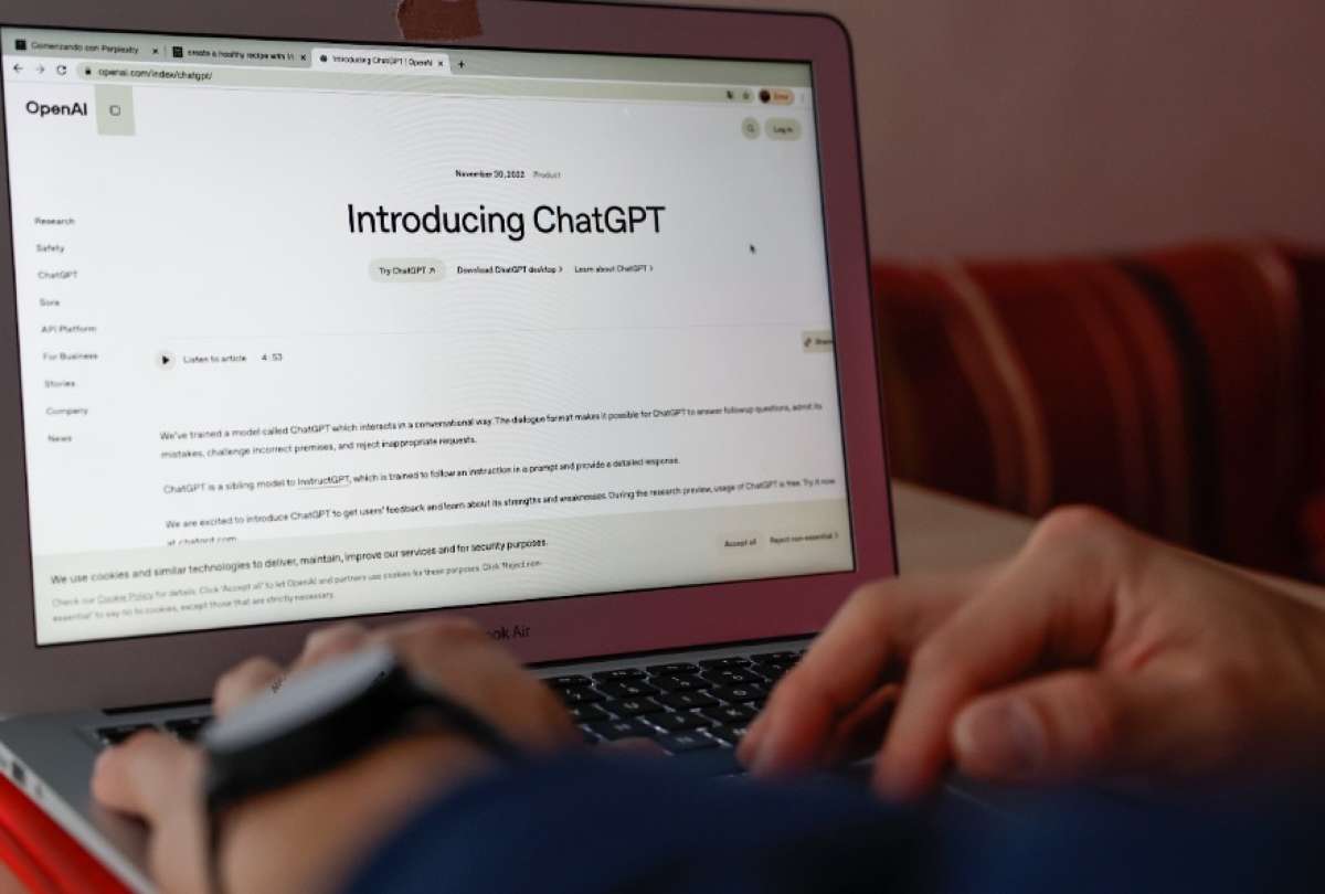 Sam Altman, director ejecutivo de OpenAI, anunció la implementación de controles de edad y nuevas funciones en ChatGPT.