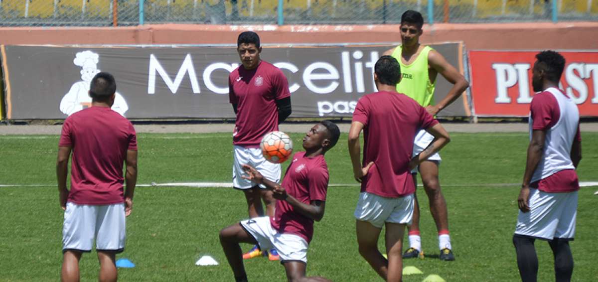 La plantilla de Deportivo Cuenca se entren&oacute;, en el estadio Alejandro Serrano Aguilar, para definir la formaci&oacute;n titular del partido de esta noche. 
