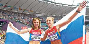 Mariya Savinova (izq.) es una de las deportistas que figura en la lista de posibles sancionadas por el esc&aacute;ndalo. Foto: AFP