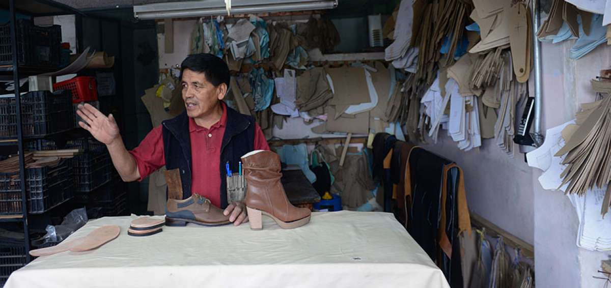 Fausto Sandoval elabora a mano las suelas que son utilizadas en los calzados que a diario fabrica.