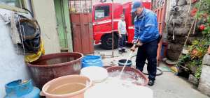 Los casacas rojas del cant&oacute;n P&iacute;llaro abastecieron del l&iacute;quido a diversos sectores, mientras hubo el problema.