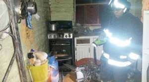 Miembros del Cuerpo de Bomberos inspeccionan la cocina de la vivienda afecta. Foto: tomada del Twitter del Cuerpo de Bomberos