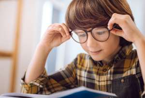 Estos movimientos oculares pueden estar afectando la comprensión lectora de tu hijo