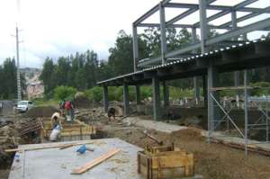 Avanza la colocaci&oacute;n de la estructura met&aacute;lica y la construcci&oacute;n de una planta biodigestora para la filtraci&oacute;n de desechos l&iacute;quidos. Foto: Cortes&iacute;a