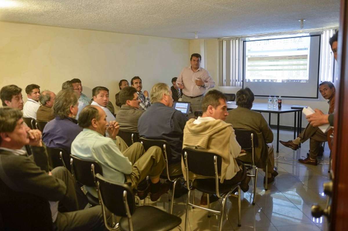 Representantes de transportistas se reunieron hoy para analizar los pasajes de buses en Quito. Foto: Andr&eacute;s Darquea / EL TEL&Eacute;GRAFO
