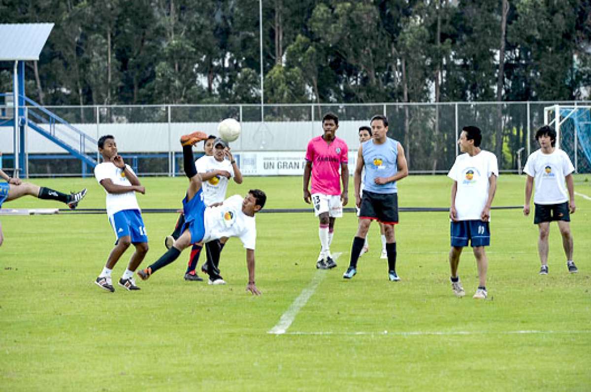 Los jugadores de Independiente del Valle compartieron en un encuentro con los miembros de la Fundaci&oacute;n. Foto: Andr&eacute;s Darquea / El Tel&eacute;grafo.