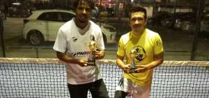 Franklin Salas (i) y Carlos Valle con los trofeos que los acreditan como campeones.