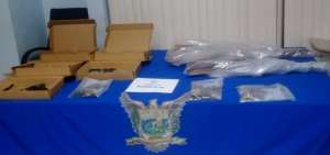 La Polic&iacute;a mostr&oacute; en rueda de prensa las armas halladas durante un operativo en Esmeraldas. 