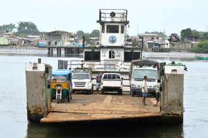 La gabarra que opera en la isla es la que don&oacute; la Armada del Ecuador cuando se construy&oacute; el puente entre Bah&iacute;a y San Vicente, en Manab&iacute;. Foto: &Aacute;lvaro P&eacute;rez.