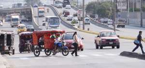 Cerca del paradero Florida de la Metrov&iacute;a, las tricimotos utilizan el paso cebra para circular por la v&iacute;a a Daule.