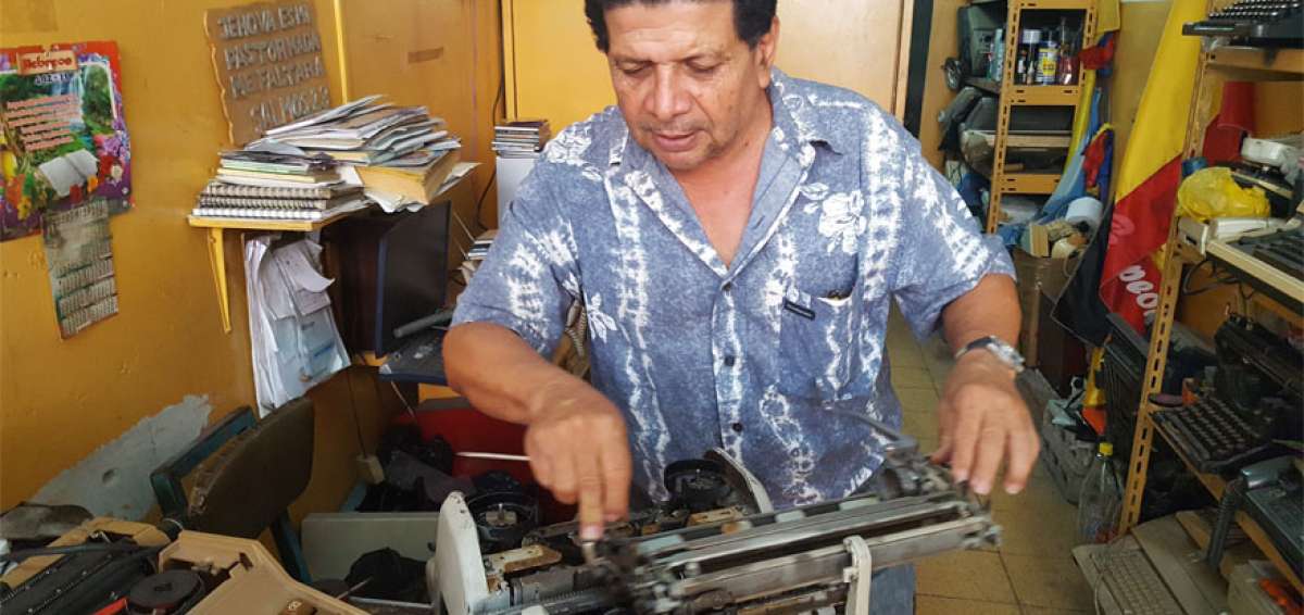 Este artesano de 67 a&ntilde;os atiende en su local de Pedro Moncayo y Luque desde hace m&aacute;s 2 d&eacute;cadas.