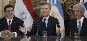 Los presidentes de Paraguay (Horacio Cartes), Argentina (Mauricio Macri) y Uruguay (Tabar&eacute; V&aacute;zquez) anunciaron el pedido para organizar de manera conjunto el Mundial de 2030.