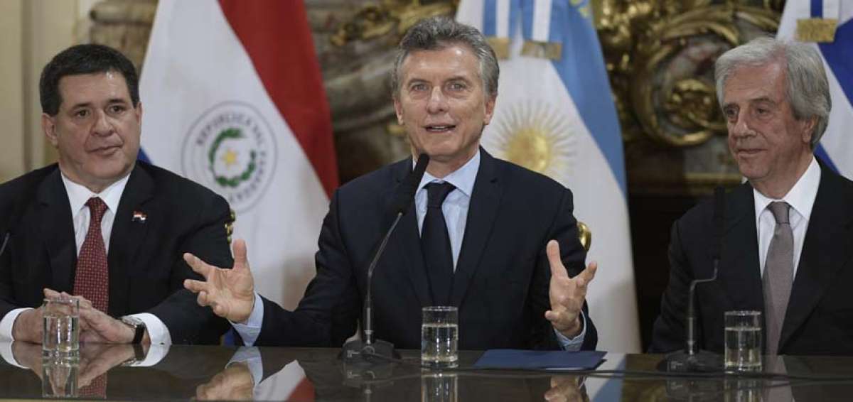 Los presidentes de Paraguay (Horacio Cartes), Argentina (Mauricio Macri) y Uruguay (Tabar&eacute; V&aacute;zquez) anunciaron el pedido para organizar de manera conjunto el Mundial de 2030.