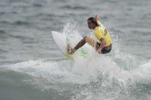 Adri&aacute;n Zambrano, oriundo de Pedernales, es uno de los surfistas que representar&aacute; a Ecuador en esta competencia internacional. Foto: William Orellana.