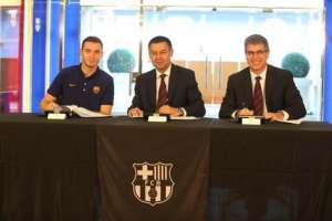 Thomas Vermaelen (i.) fue presentado hace 2 semanas como nuevo jugador del FC Barcelona. Foto: Archivo/Agencia