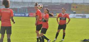 Tatiana Bermeo (d) domina el bal&oacute;n durante una pr&aacute;ctica del Cuenca.