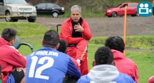 Asad imparte su charla t&eacute;cnica en una de las pr&aacute;cticas del club l&iacute;der del torneo nacional. Foto: Tomada del Facebook del equipo. 