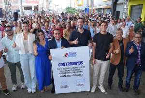 El alcalde Javier Pincay (centro, izq.) y el ministro Roberto Luque, en la entrega de recursos para la construcción de la Plaza San Gregorio. 