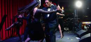 Miembros de la agrupaci&oacute;n Forever Tango durante una presentaci&oacute;n previa al show de este s&aacute;bado