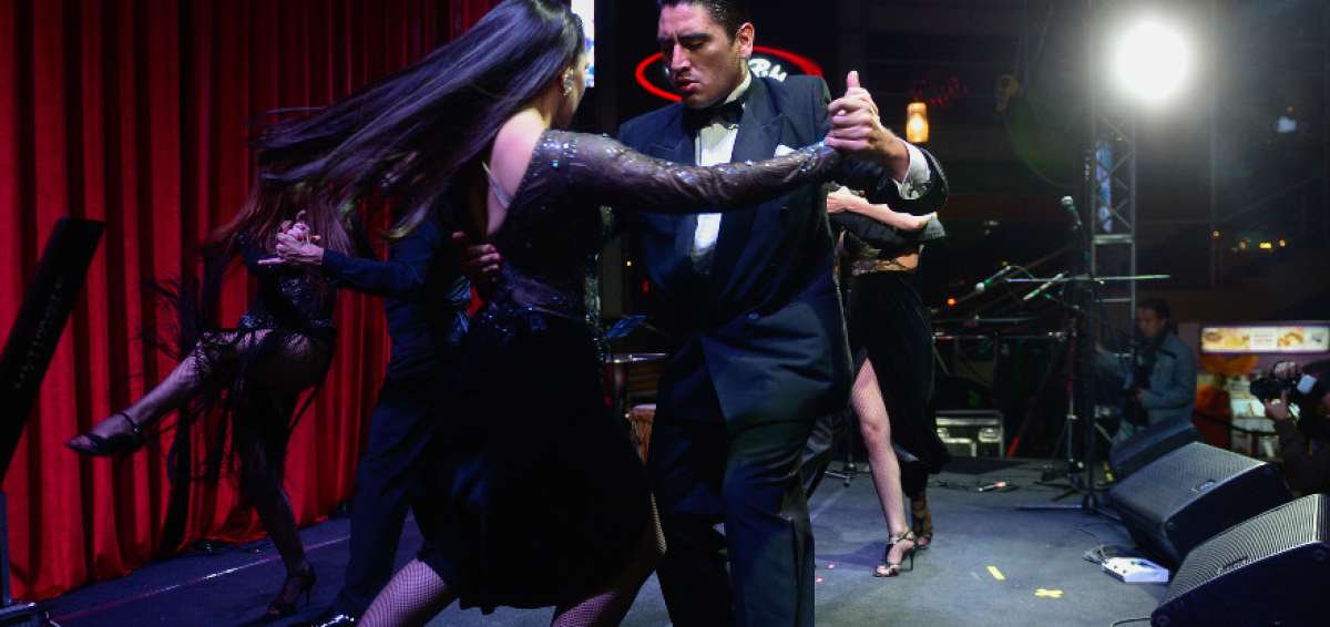 Miembros de la agrupaci&oacute;n Forever Tango durante una presentaci&oacute;n previa al show de este s&aacute;bado
