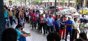 Cientos de personas llegaron al Centro Financiero P&uacute;blico de Guayaquil para canjear billetes da&ntilde;ados.