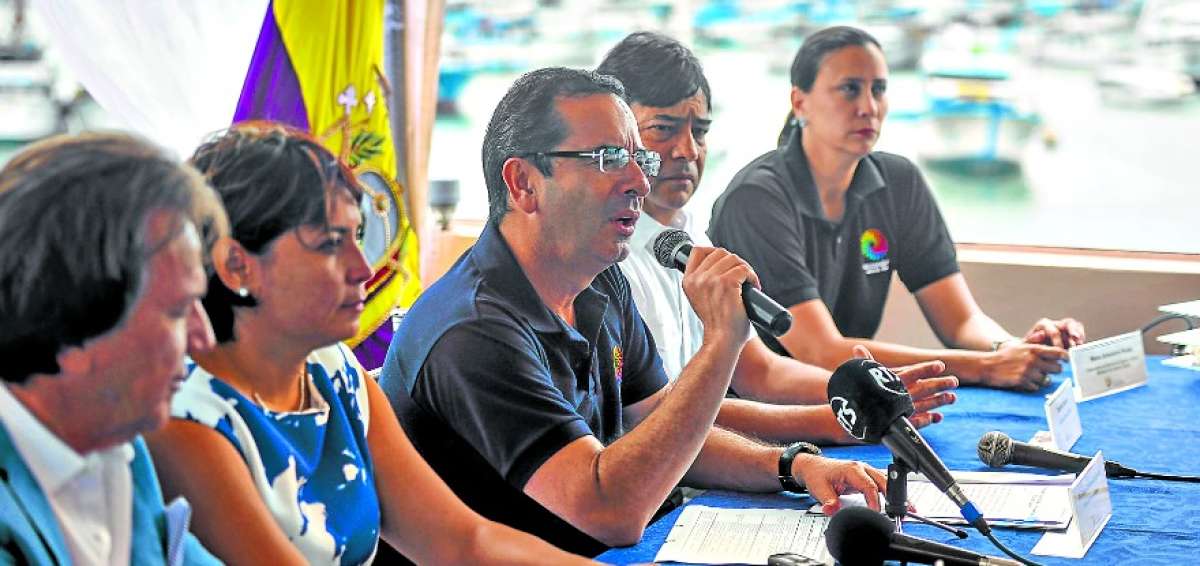 El ministro de Comercio Exterior, Juan Carlos Cassinelli (centro), enfatiz&oacute; que la marca distinguir&aacute; al producto ecuatoriano en los mercados internacionales.