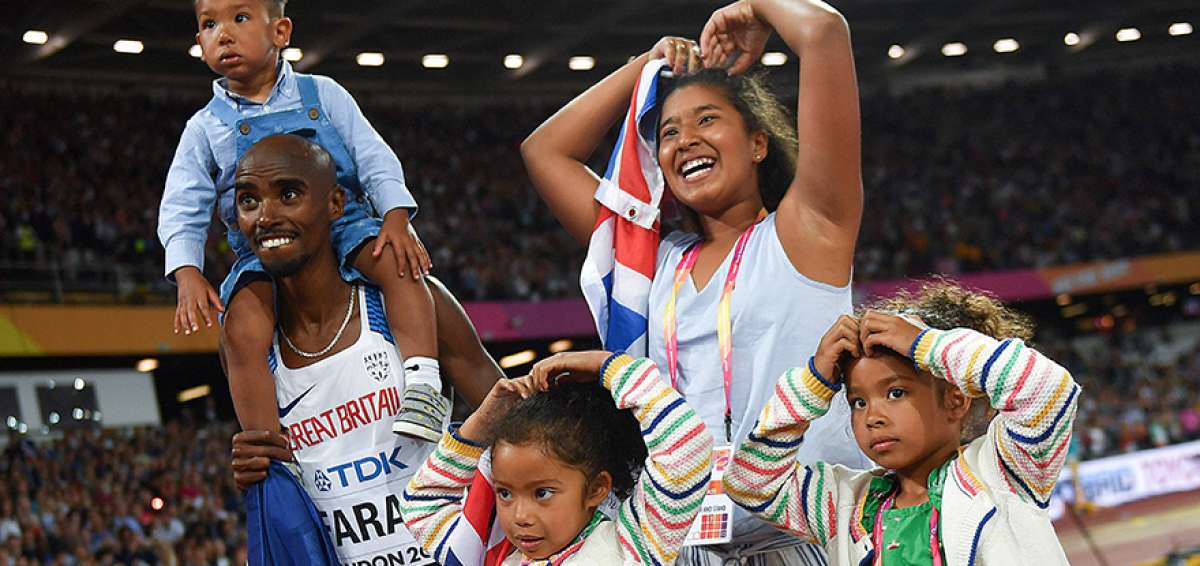 Mohamed Farah (izq.) celebr&oacute; con su familia en la pista del estadio Ol&iacute;mpico de Londres.