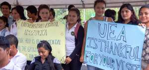 Los estudiantes amaz&oacute;nicos exigieron con carteles mayor atenci&oacute;n a su formaci&oacute;n de tercer nivel.