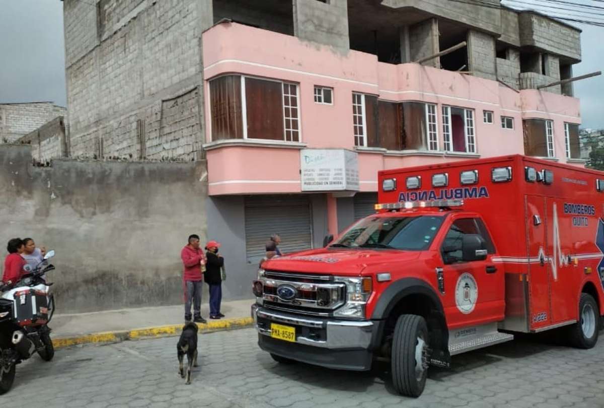 Constructores caen 8 metros en el norte de Quito