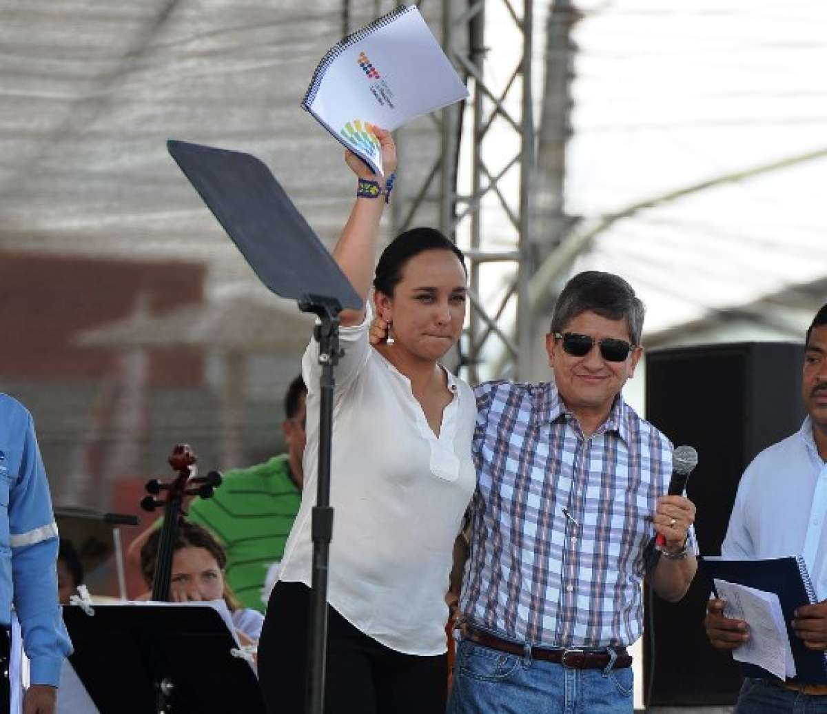 En la convenci&oacute;n de PAIS, Carlos Marx Carrasco entreg&oacute; el borrador del proyecto a la presidenta de la Asamblea. Foto: &Aacute;lvaro P&eacute;rez / El Tel&eacute;grafo
