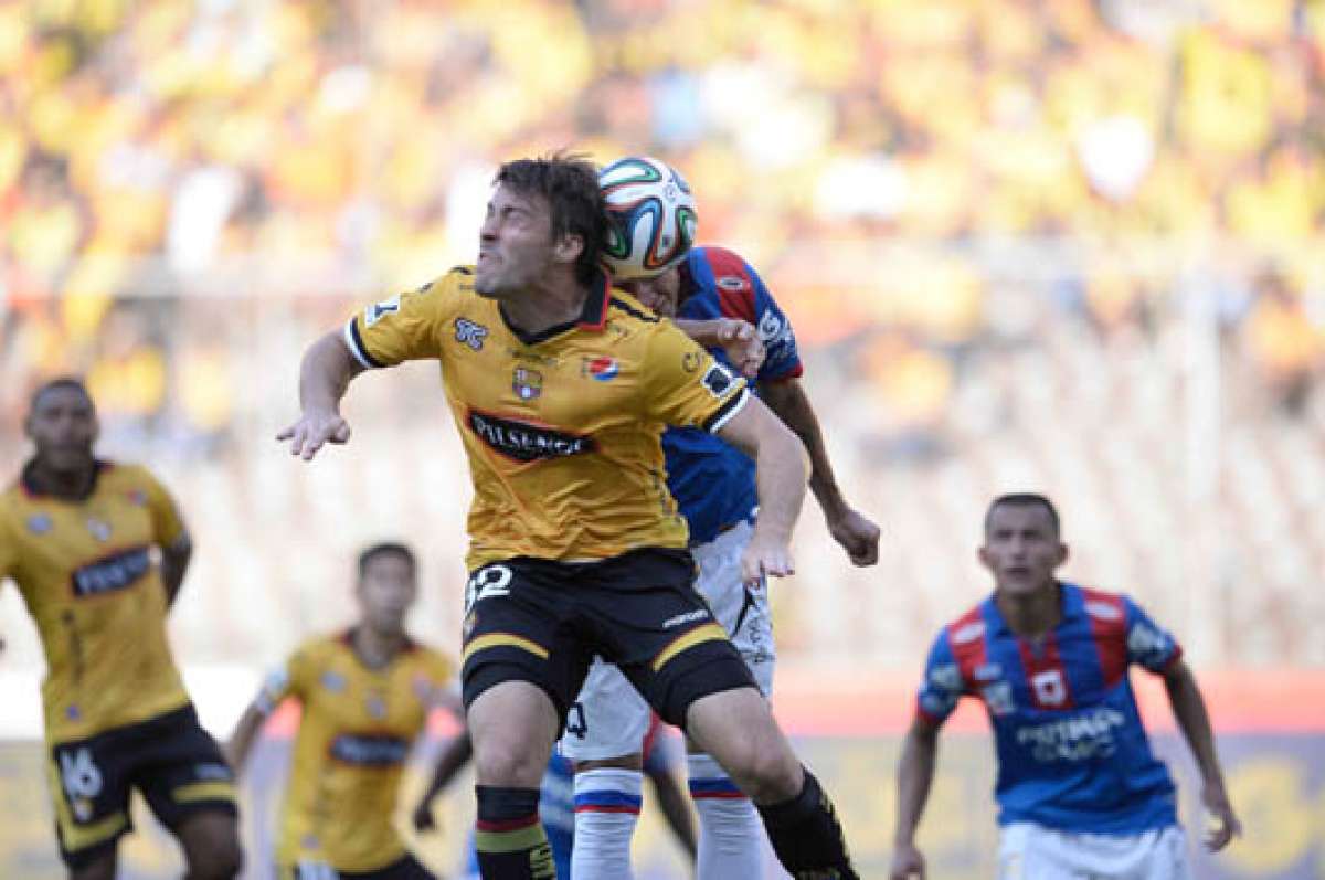 El delantero Federico Nieto (32) intenta rematar de cabeza ante la marca de un rival. Foto: Karly Torres | El  Telegrafo