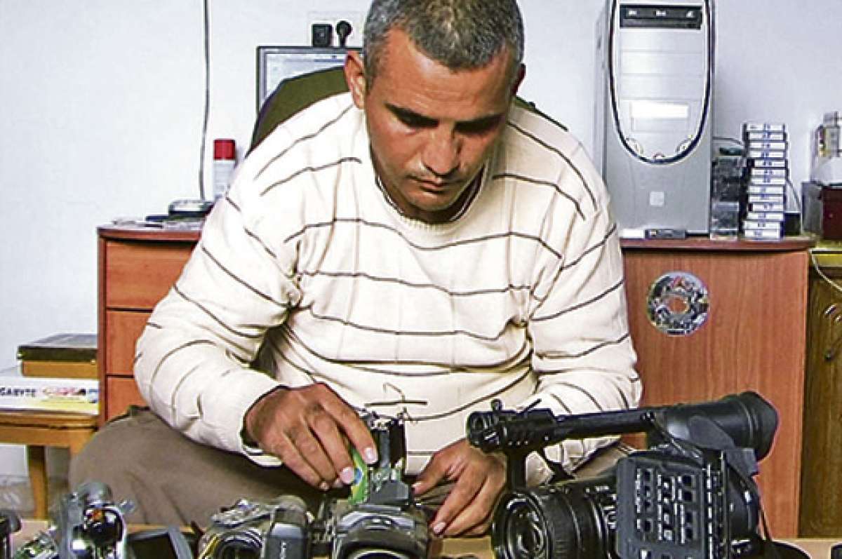 Una de las escenas en que Emad, el protagonista, repara una de sus videoc&aacute;maras caseras. Foto: Cortes&iacute;a