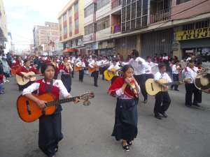 La interculturalidad se manifest&oacute; en las calles de Riobamba por sus fiestas de independencia