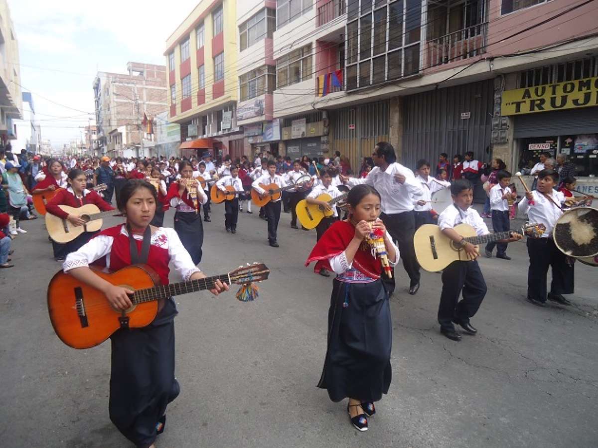 La interculturalidad se manifest&oacute; en las calles de Riobamba por sus fiestas de independencia
