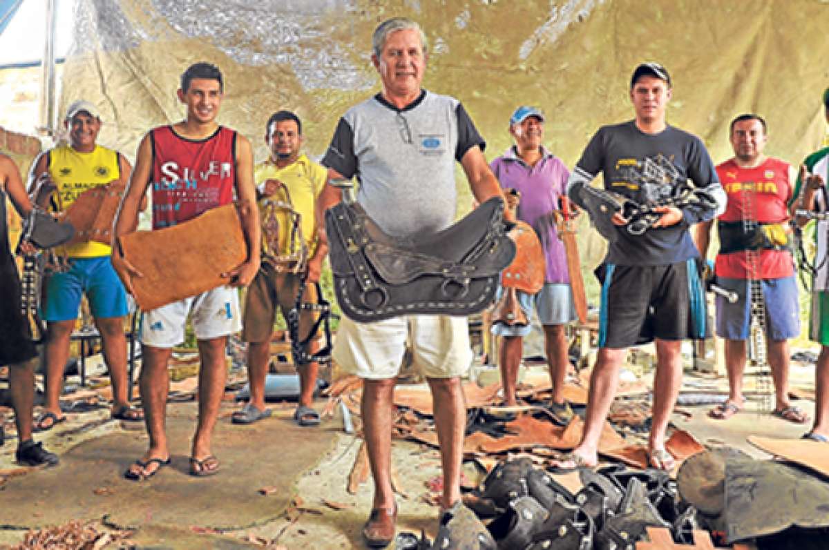 Por generaciones, la familia Fern&aacute;ndez se ha dedicado al oficio de la talabarter&iacute;a. En la actualidad, Washington (c) indica que sus hijos y sobrinos no se perfilan para continuar con esta actividad. Foto: Rodolfo P&aacute;rraga / El Tel&eacute;grafo.