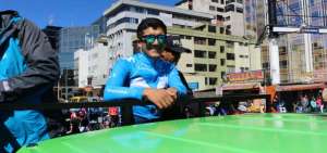 Decenas de aficionados siguen a la "Locomotora" Carapaz por las calles de Quito